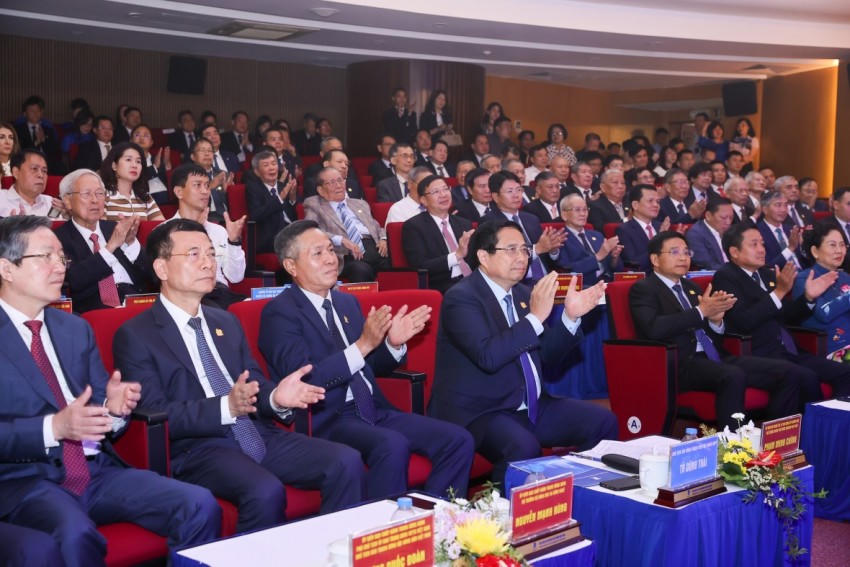 Thủ tướng và các đại biểu tham dự.