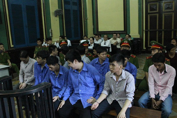 Các bị cáo tại phiên tòa xét xử ngày 19/1/2016. (Ảnh: báo Dân trí)