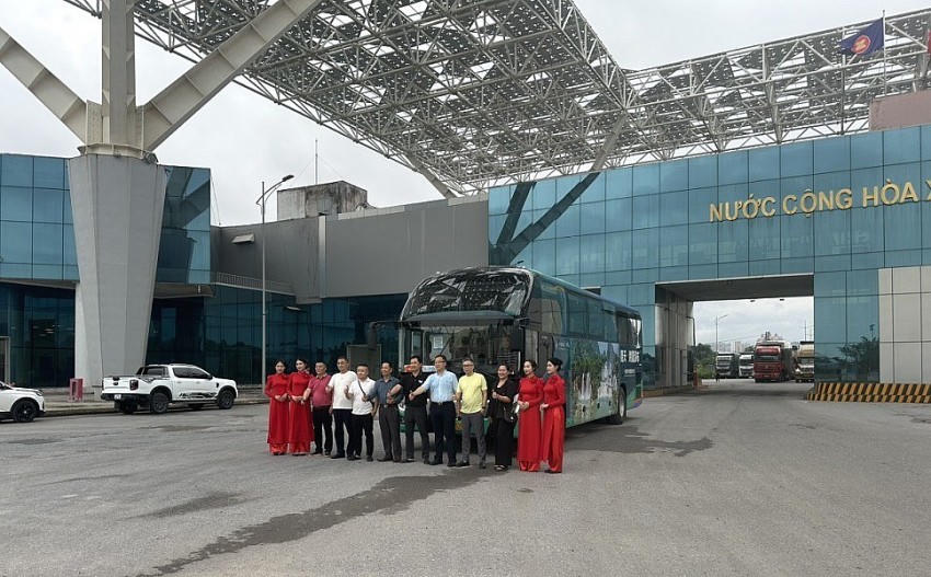 Đoàn khách đầu tiên du lịch bằng tuyến vận tải hành khách giữa TP Nam Ninh (Trung Quốc) và TP Hạ Long (Việt Nam) sau khoảng thời gian gián đoạn do đại dịch Covid-19. Ảnh: Chi cục Hải quan Móng Cái