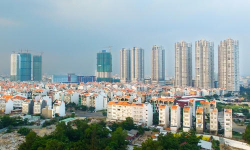 Khi đã sẵn sàng dòng tiền, người mua nhà đất cần chuẩn bị tốt các loại giấy tờ, thủ tục để hỗ trợ quá trình giao dịch được diễn ra suôn sẻ. Ảnh Lucas Nguyễn