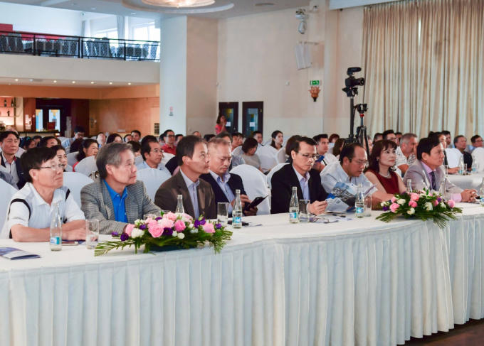 Hội thảo “Tiềm năng và kinh nghiệm đầu tư bất động sản Việt Nam” được tổ chức tại Trung tâm sự kiện Đông Đô – TTTM Sapa, thủ đô Praha, Cộng hòa Séc thu hút hàng trăm kiều bào tham dự.