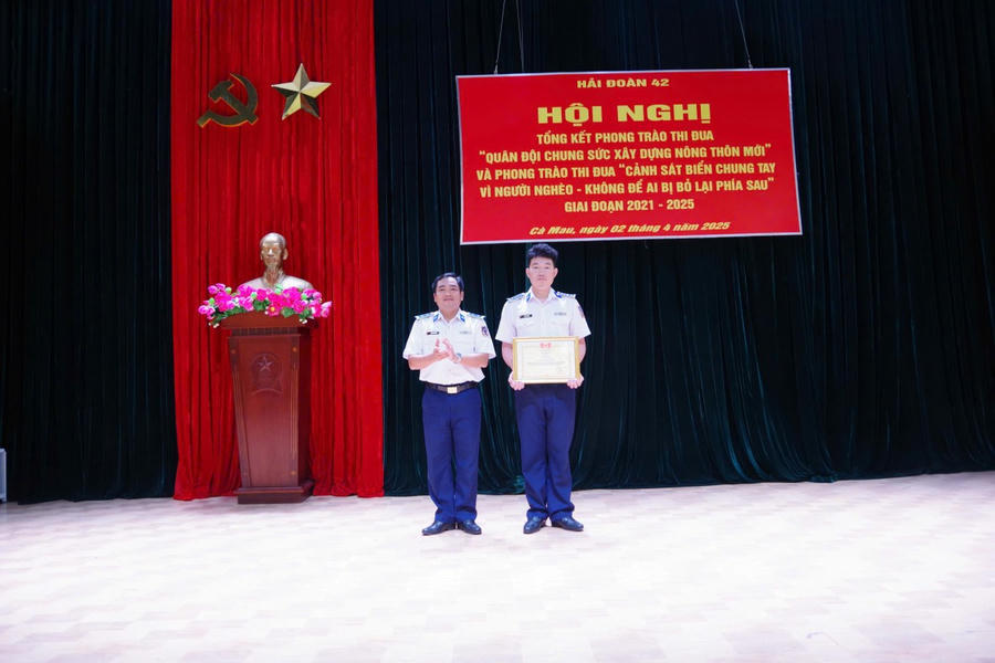 Trao tặng giấy khen cho tập thể Tàu CSB 2004 có thành tích xuất sắc trong thực hiện phong trào thi đua