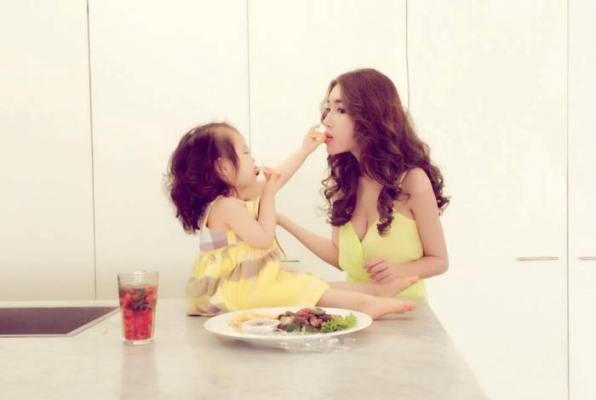 Cadie còn biết lấy đồ cho mẹ Elly Trần ăn. Ảnh: facebook.