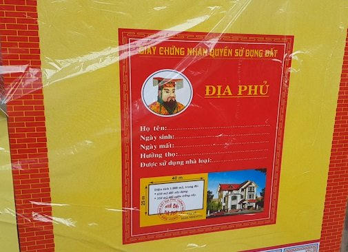 Mỗi căn nhà lầu đều có giấy chứng nhận quyền sở hữu. Gia chủ muốn đốt cho ai, ghi tên tuổi người đã khuất vào tờ giấy này.