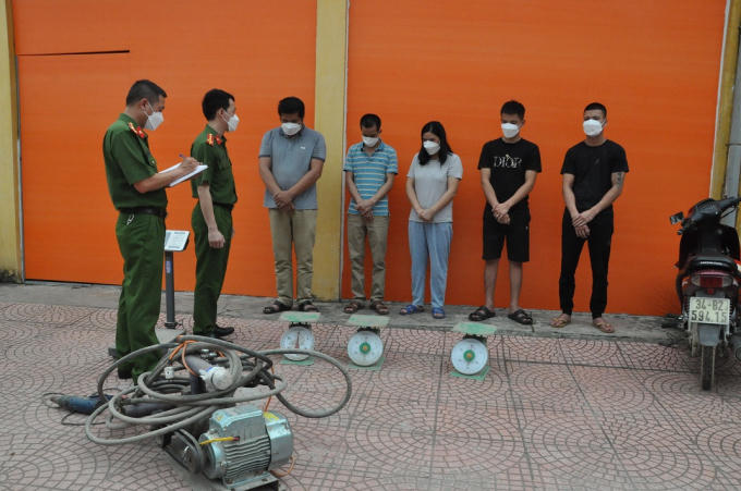 Những nhân viên của công ty Hồng Phát liên quan đến việc sang chiết gas trái phép.