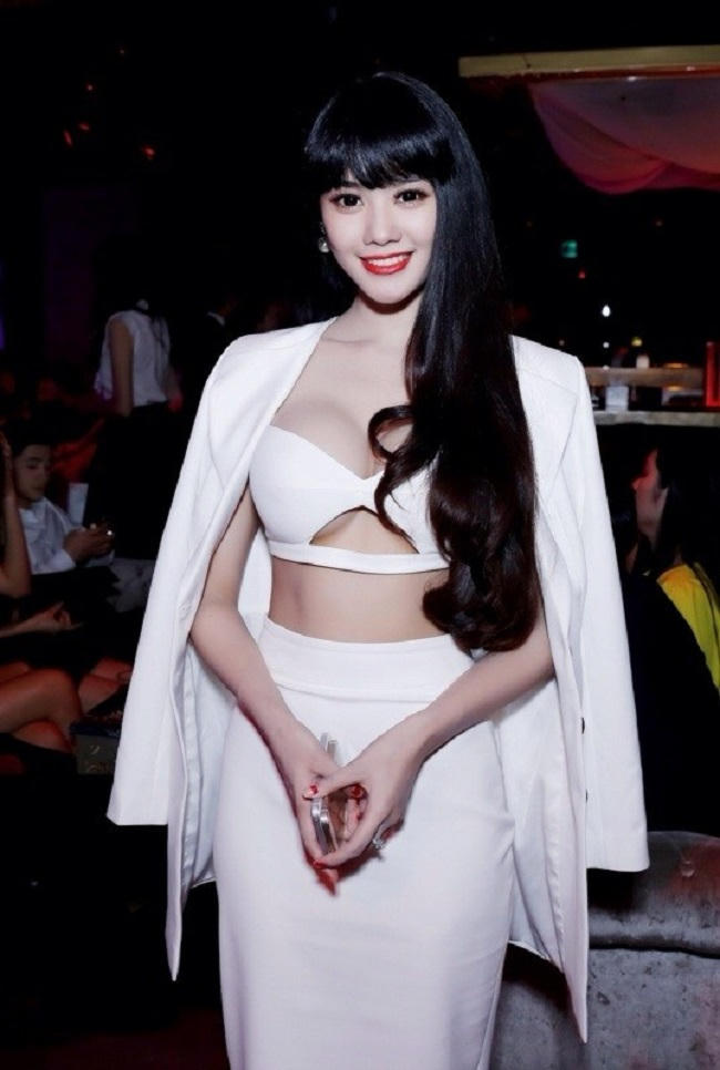 Linh Chi cũng diện mốt tương tự Angela Phương Trinh.