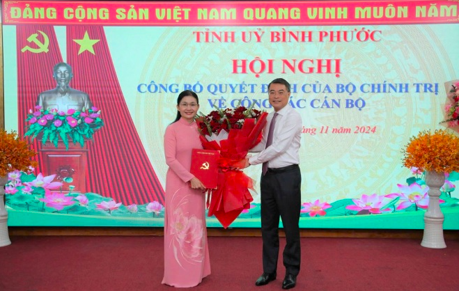 Ông Lê Minh Hưng, Ủy viên Bộ Chính trị, Bí thư Trung ương Đảng, Trưởng Ban Tổ chức Trung ương tặng hoa và trao quyết định cho tân Bí thư Tỉnh uỷ Bình Phước.