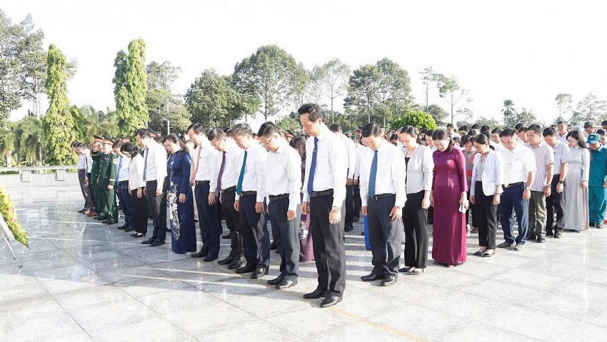 Phút mặc niệm tưởng nhớ các anh hùng liệt sĩ. Ảnh: Xuân Uyên
