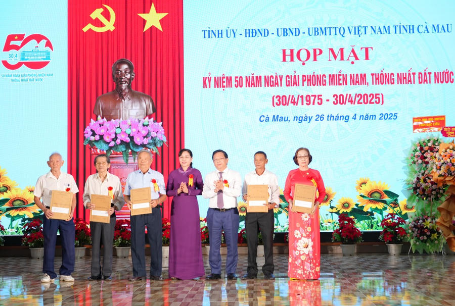 Ông Nguyễn Đức Hiển - Phó Bí thư Thường trực Tỉnh uỷ và bà Lê Thị Nhung - Phó Chủ tịch điều hành HĐND tỉnh Cà Mau trao hồ sơ, kỷ vật cho các cán bộ đi B.
