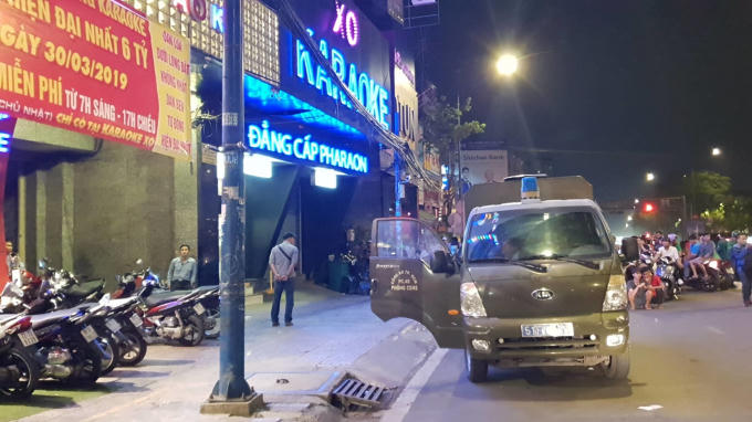 Cảnh sát tiếp tục khám xét quán karaoke của Phúc XO, thời điểm 22h30 phút.