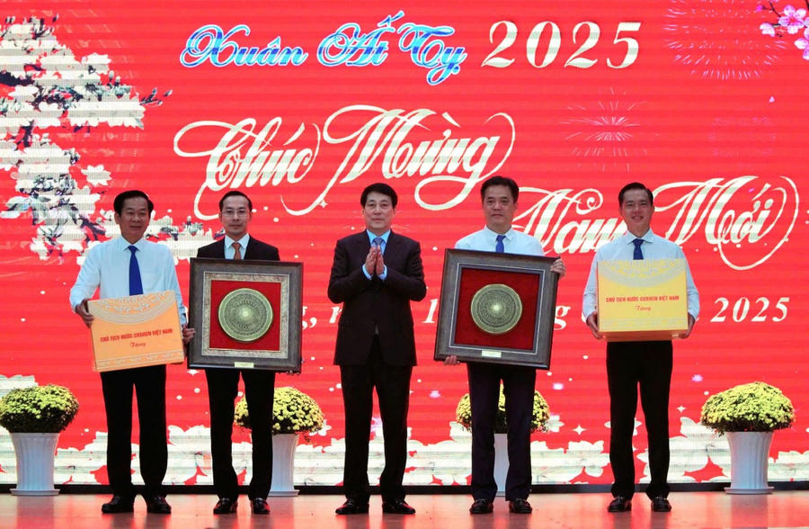 Chủ tịch nước Lương Cường tặng quà cho Đảng bộ, chính quyền và nhân dân tỉnh Kiên Giang và TP Phú Quốc.