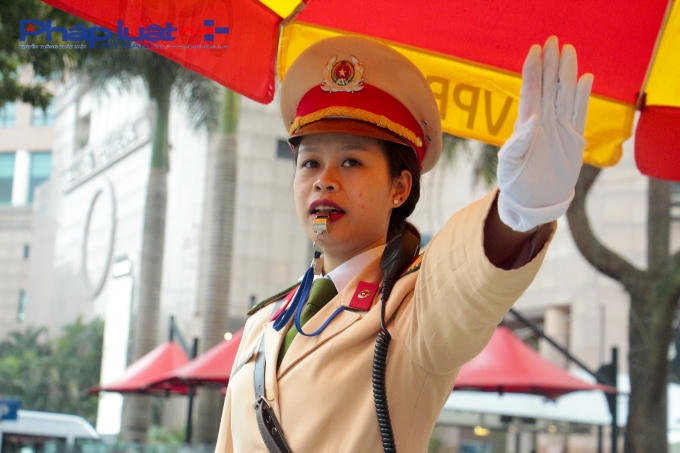 Hoàng Thị Ngọc Lan cô gái yêu "màu áo vàng" đang chỉ huy điều khiển giao thông.