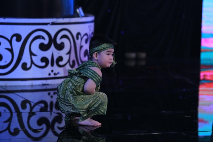 Ngắm vẻ đ&aacute;ng y&ecirc;u kh&oacute; cưỡng của qu&yacute; tử nh&agrave; nghệ sĩ Kim Tử Long