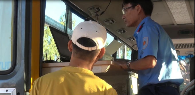 Kiểm tra phương tiện tại trạm cân.