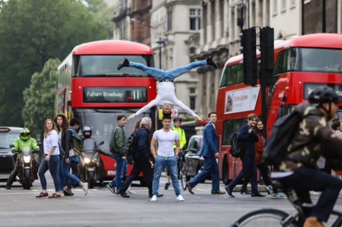 Thời điểm này cả 3 đã nảy ra ý tưởng thú vị là làm một bộ ảnh chồng đầu dạo chơi khắp London