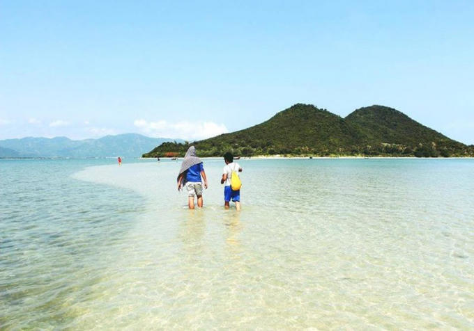 Du khách trải nghiệm con đường dưới biển ở đảo Điệp Sơn.
