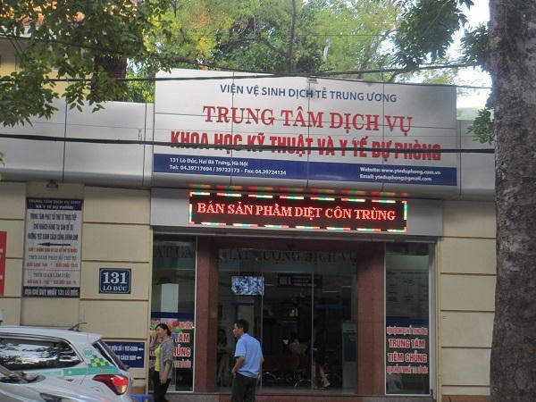 Rất nhiều phụ huynh đưa con tới Viện vệ sinh dịch tễ để tiêm vắc xin dịch vụ Ảnh: Thu Hường