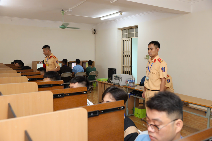 Công an tỉnh Hưng Yên tổ chức kỳ thi sát hạch cấp GPLX. ?(Ảnh: CAHY)