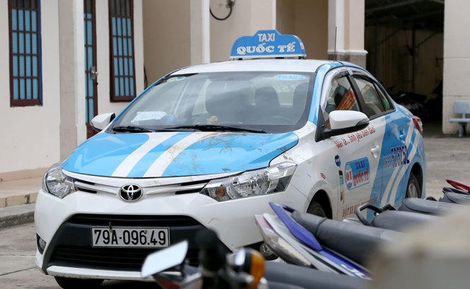 Dấu vết chị H. bị Tuấn Anh đánh đập trên nắp capô taxi - Ảnh: C.THÀNH
