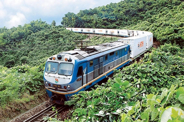 Bộ GTVT tiếp tục đầu tư vào lĩnh vực đường sắt, chuyển khoảng 30% vận tải container từ đường bộ sang đường sắt - Ảnh: Ngô Vinh
