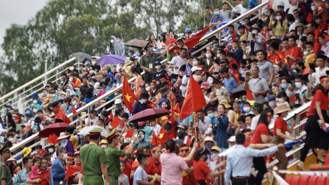 Hàng ngàn cổ động viên đã tạo ra bầu không khí thể thao tuyệt vời.