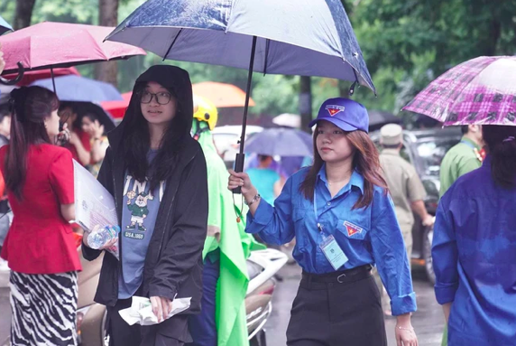 Những khuôn mặt tự tin của thí sinh, quyết tâm chinh phục môn toán - môn cuối của kỳ thi lớp 10.