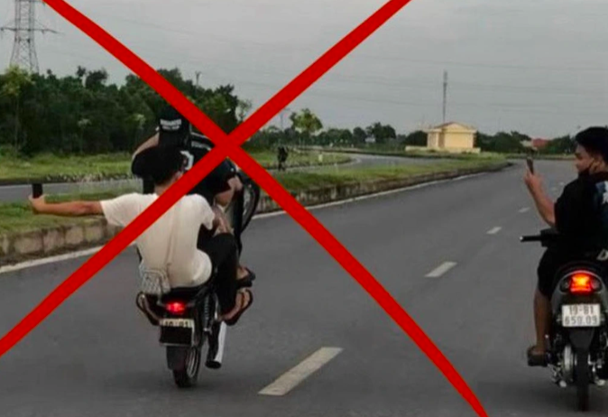 Nhóm thanh niên quay video clip đi xe máy bốc đầu rồi đưa lên mạng "khoe chiến tích" (Ảnh: Công an cung cấp).