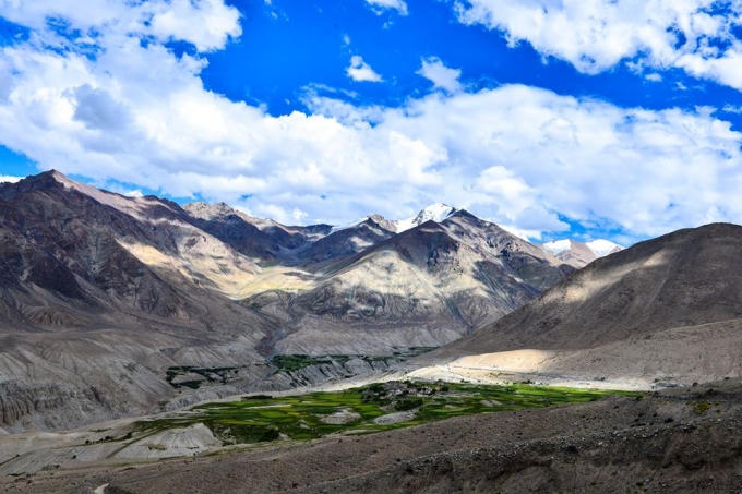 Ngắm vẻ đẹp từ xa của dãy núi.