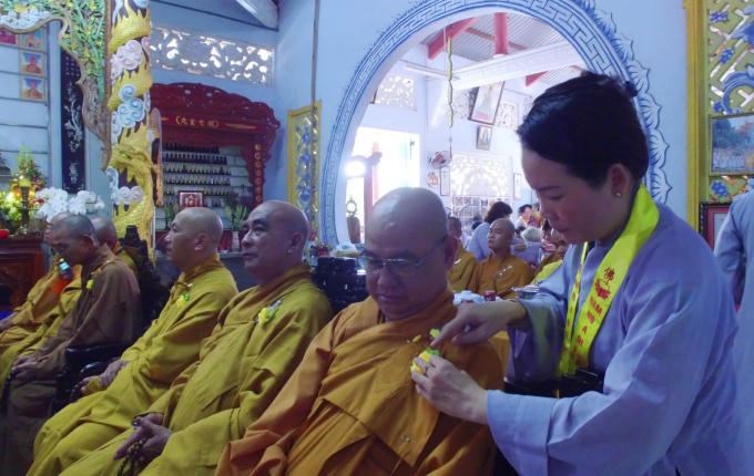 Cài hoa cho chư Tăng.