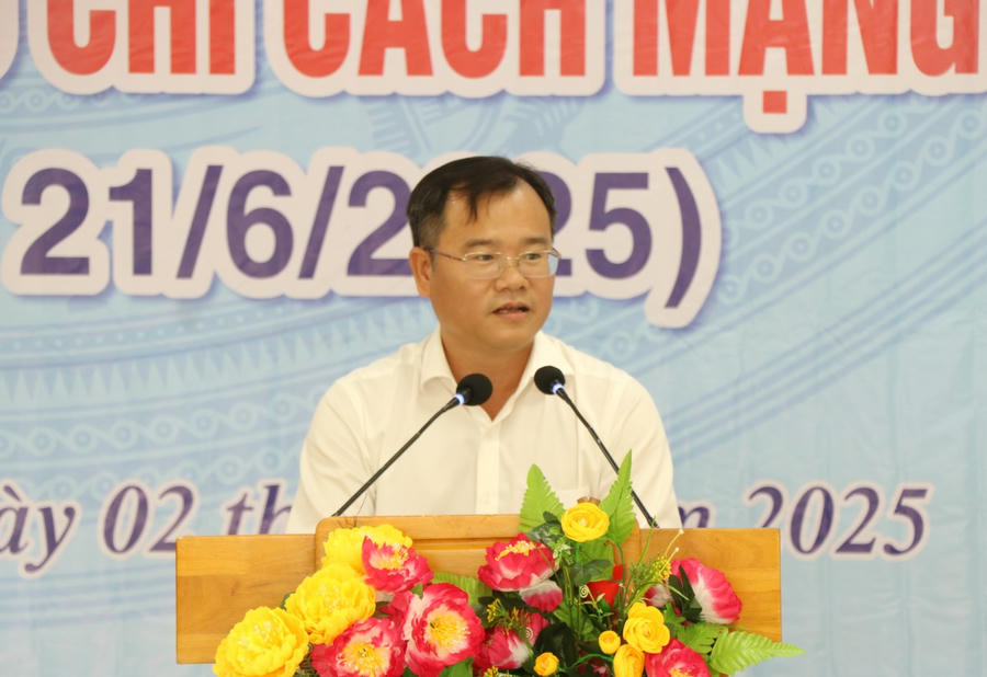 Ông Nguyễn Thế Châu - Phó Bí thư Huyện ủy, Chủ tịch UBND huyện Trần Văn Thời, phát biểu ôn lại truyền thống kỷ niệm 100 năm Ngày Báo chí Cách mạng Việt Nam.