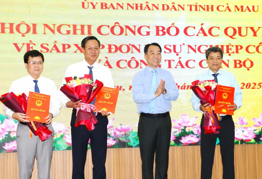 Ông Lữ Quang Ngời – Phó Bí thư Tỉnh ủy, Chủ tịch UBND tỉnh Cà Mau trao Quyết định và tặng hoa chúc mừng cho các Ban Quản lý dự án.
