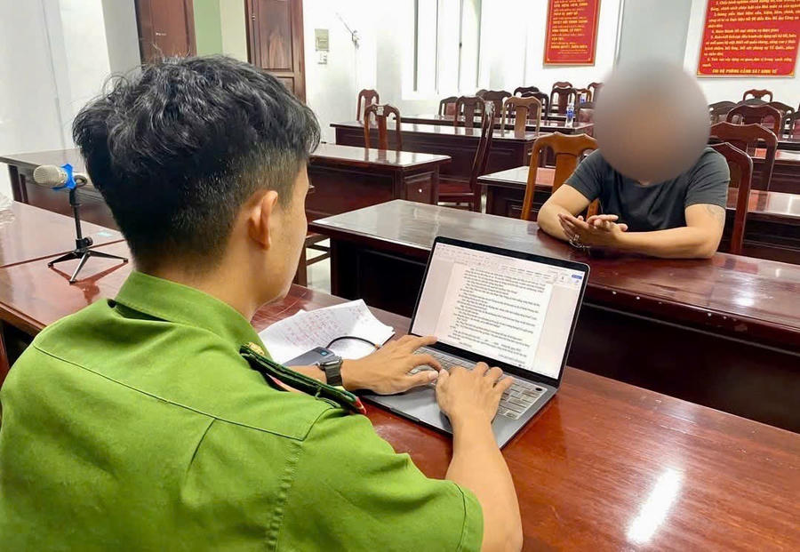 Cơ quan Công an làm việc với đối tượng có hành vi xả thải trái phép ra môi trường.