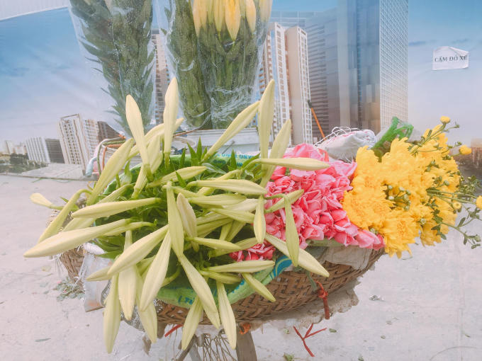 Từ những sạp hoa tươi cho tới những xe hoa rong đều xuất hiện một màu trắng tinh khôi của hoa loa kèn.