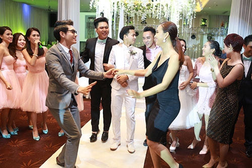Điệu nhảy của Văn Anh đã thu hút và lôi cuốn Tú Vi cũng như khách mời cùng lên nhảy chung