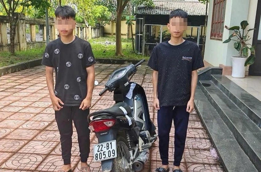 2 thanh niên cùng chiếc xe máy vi phạm TTATGT.