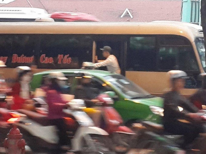 Phụ xe nhoài người ra ngoài, chèo kéo khách ngay giữa lòng đường.