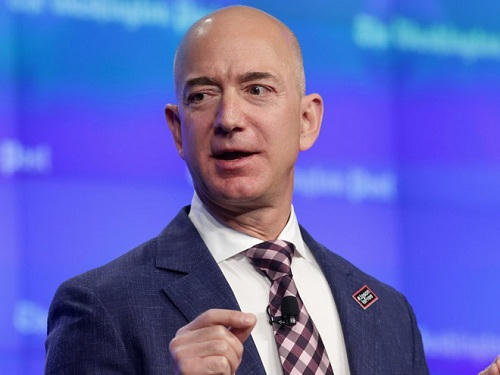 Tỷ phú Jeff Bezos mất 16 tỷ USD chỉ trong một tuần vì những chỉ trích của ông Donald Trump nhắm vào Amazon trên mạng xã hội. Ảnh: Getty.