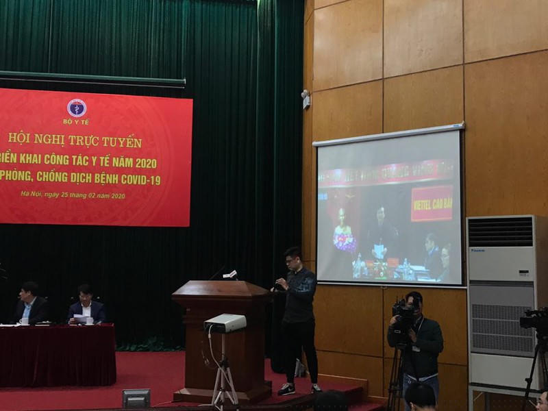 Đại diện tỉnh Cao Bằng đang phát biểu qua điểm cầu trực tiếp.