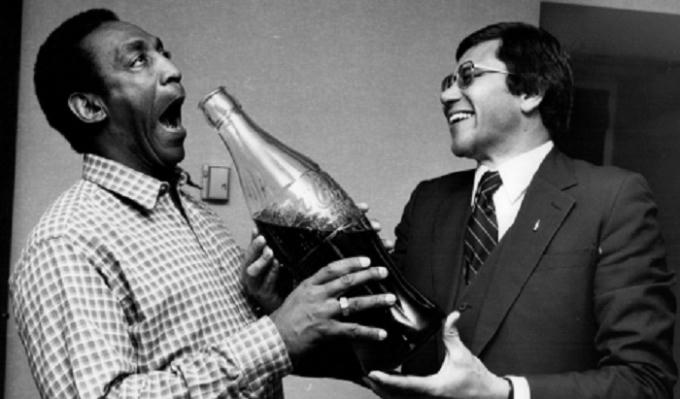 Bill Cosby (trái) trong một tiểu phẩm hài trên truyền hình Mỹ.