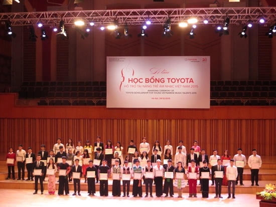 Các em sinh viên lên nhận học bổng Toyota hỗ trợ tài năng trẻ âm nhạc Việt Nam 2015.