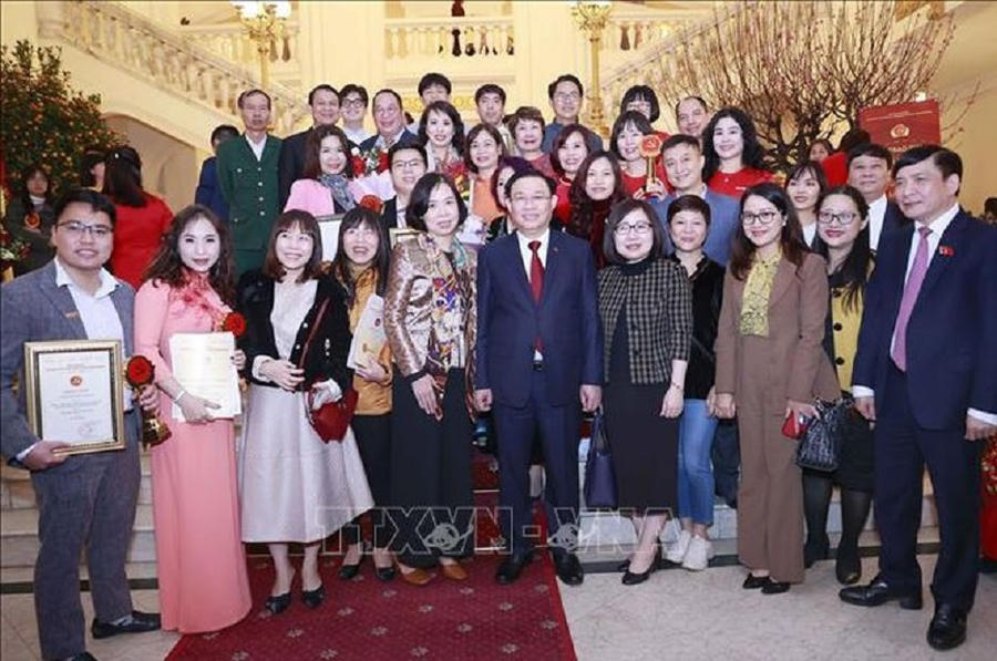 Chủ tịch Quốc hội Vương Đình Huệ với đại biểu và tác giả đạt giải của Thông tấn xã Việt Nam. Ảnh: Doãn Tấn/TTXVN