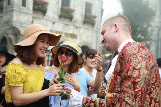 Khi đang “phiêu” cùng thanh âm và vũ khúc, nhiều du khách nữ còn bất ngờ được nhận những đóa hồng tươi xinh, những nụ cười hồn hậu từ các chàng trai Châu Âu. Ai cũng có quà, từ người già tới trẻ nhỏ. Từ những nữ du khách đi chơi cùng nhau….