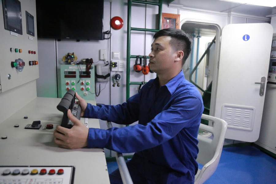 Kiểm tra hoạt động của máy móc trước khi tàu lên đường thực hiện nhiệm vụ