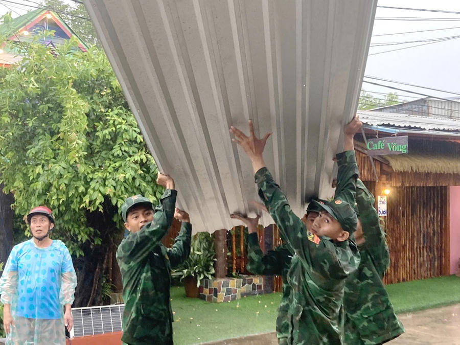 Cán bộ, chiến sĩ Đồn Biên phòng Đất Mũi hỗ trợ gia đình ông Mã Văn Út khắc phục hậu quả do thiên tai.
