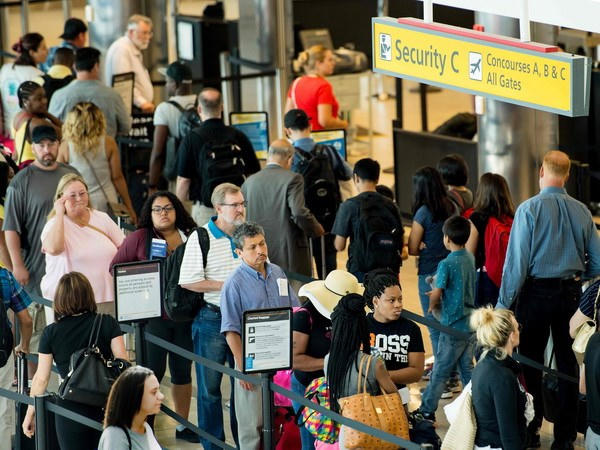 Hành khách xếp hàng tại cửa kiểm tra an ninh ở sân bay quốc tế Baltimore/Washington, Mỹ. (Nguồn: AFP/TTXVN)