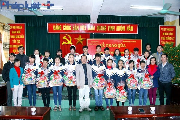 Tập thể thầy cô giáo và các em học sinh quyết tâm với phong trào nhân ái.