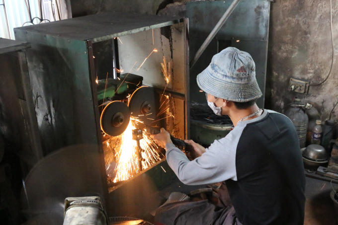 Theo anh Nghiêm Văn Kiên, một thợ rèn trẻ có tiếng trong làng thì trước đây nguyên liệu được người dân tận dụng từ những chiếc nhíp xe ô tô bỏ đi, sau này là tôn, thiếc, phần lớn được nhập từ Thạch Thất và Nam Định.