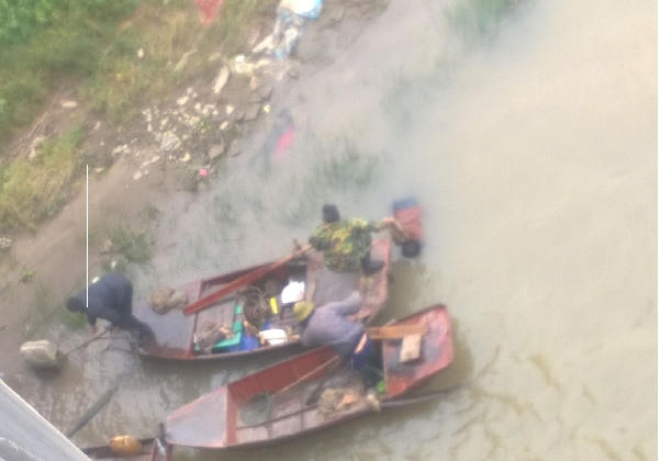 Xác nạn nhân được tìm thấy ngay chân cầu Phú Lương.