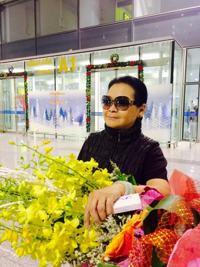 Chuyến bay bị chậm hơn 3h nhưng ca sĩ Khánh Ly vẫn xuất hiện với thần sắc tươi tắn. Với phong thái này, thật khó tin rằng nữ danh ca đã ngoài 70 tuổi.