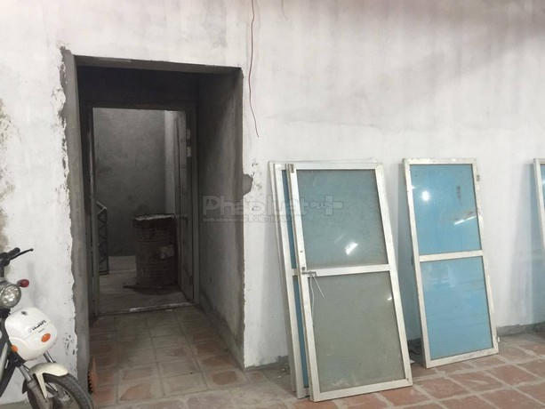 Bên trong toà nhà VLXD đang xếp ngổn ngang